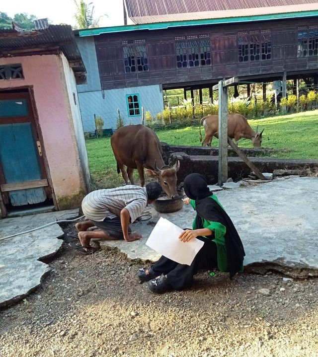 Lili Cahyati (Peserta Advance Training LK III HMI BADKO Jawa Timur) bersama warga Desa Pattappa.