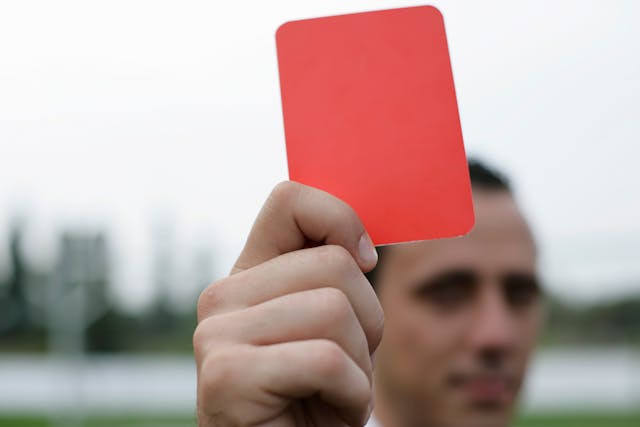 Profil Muhammad Tri Santoso, wasit yang pimpin laga Persija vs Persib, foto hanya ilustrasi, bukan wasit sebenarnya: Pexels/BOOM 💥