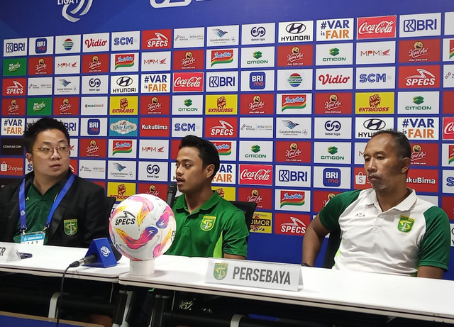 Pemain Persebaya Andre Oktaviansyah (tengah) dan asisten pelatih Persebaya Uston Nawawi (kanan). Foto: Masruroh/Basra