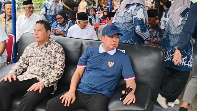 Menteri ATR/BPN Nusron Wahid menghadiri penyerahan sertifikat di Kampung Bermis, Muara Angke, Jakarta Utara, Minggu (16/2/2025). Foto: Fadhil Pramudya/kumparan