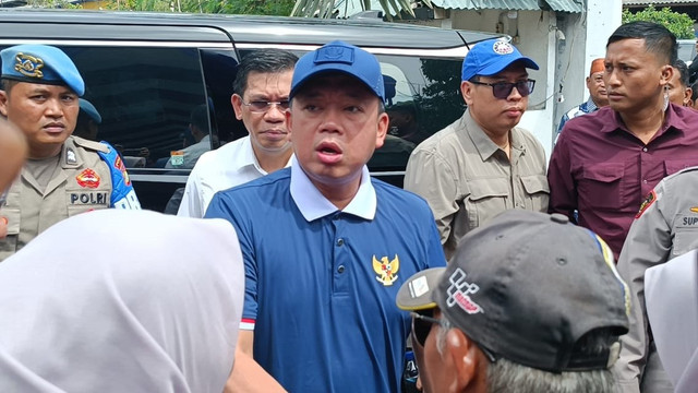 Menteri ATR/BPN Nusron Wahid menghadiri penyerahan sertifikat di Kampung Bermis, Muara Angke, Jakarta Utara, Minggu (16/2/2025). Foto: Fadhil Pramudya/kumparan