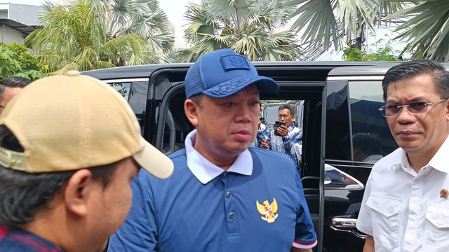 Menteri ATR/BPN Nusron Wahid menghadiri penyerahan sertifikat di Kampung Bermis, Muara Angke, Jakarta Utara, Minggu (16/2/2025). Foto: Fadhil Pramudya/kumparan