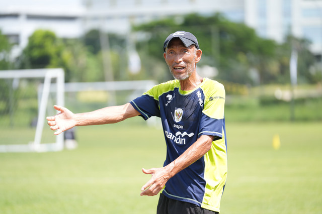 Satoru Mochizuki atau Coach Mochi pimpin latihan Timnas Wanita Indonesia di Surabaya jelang lawan Arab Saudi. Foto: PSSI