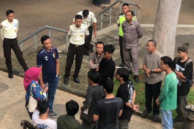 Pihak kampus saat melakukan pembubaran kegiatan konsolidasi mahasiswa di Balai Rektorat, Universitas Lampung. | Foto : Muhamad Amirudin/Lampung Geh