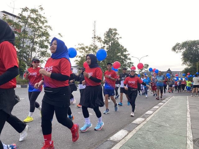 Para peserta Fun Run 'BTN Festiversary' sejauh 5 Km di halaman Ayani Mega Mall Pontianak pada Minggu pagi, 16 Februari 2025. Foto: Alycia Tracy Nabila/Hi!Pontianak