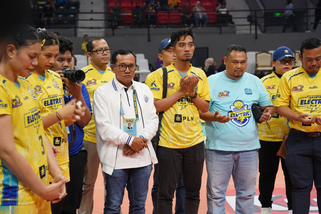 Sekretariat Perusahaan PT PLN (Persero). Alois Wisnuhardana (jaket putih) hadir memberikan semangat kepada para pemain Jakarta Elektrik PLN di Gor Terpadau Ayani Pontianak. Foto: Dok. Istimewa