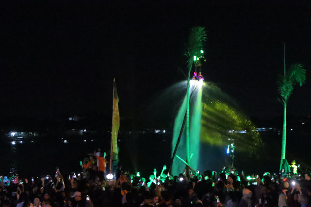 Pertunjukan Flyboard with Bodylighting di Palembang. (ist)