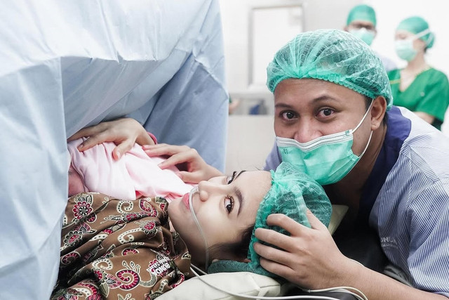 Rizky Febian dan Mahalini dikaruniai anak pertama. Foto: Instagram/@rizkyfbian