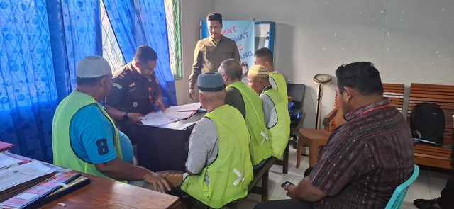 Kelima tersangka penggelapan uang anggota koperasi di Kendawangan. Foto: Dok. Polres Ketapang