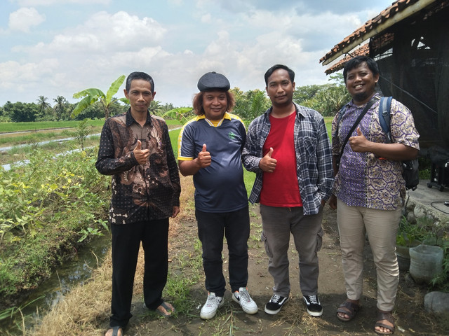 Guru SMP Muhammadiyah 1 Minggir bersama narasumber Fajar Junaedi, Dosen Ilmu Komunikasi Universitas Muhammadiyah Yogyakarta