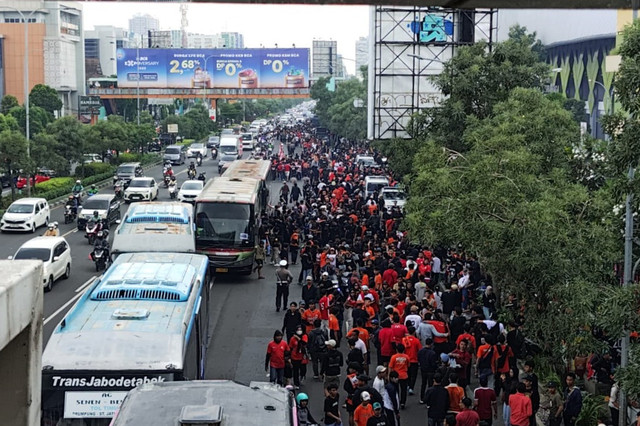 Suasana lalu lintas jelang pertandingan Persija melawan Persib di Stadion Patriot Chandrabhaga, Bekasi, Jawa Barat, Minggu (16/2/2025). Foto: Jonathan Devin/kumparan