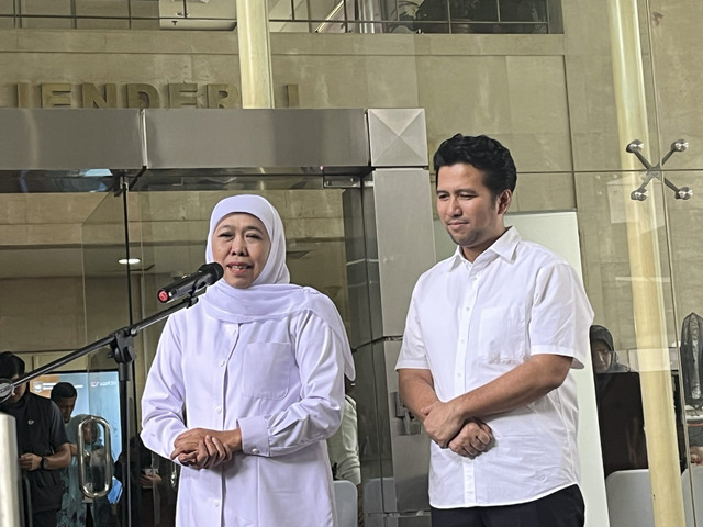 Gubernur Jawa Timur Terpilih Khofifah Indar Parawansa bersama Wakilnya Emil Elestianto Dardak usai melakukan pemeriksaan kesehatan di Kemendagri, Jakarta Pusat, Minggu (16/2/2025). Foto: Alya Zahra/kumparan 