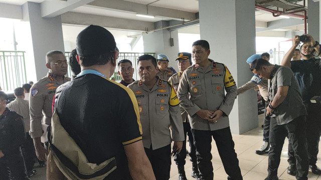 Kapolda Metro Jaya Irjen Karyoto meninjau pengamanan laga Persija vs Persib di Stadion Patriot Candrabhaga, Bekasi, Minggu (16/2/2025). Foto: Jonathan Devin/kumparan