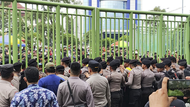 Sejumlah Jak Mania memaksa untuk masuk ke area Stadion Candrabhaga saat laga Persija vs Persib, Minggu (16/2/2025). Foto: Jonathan Devin/kumparan