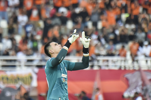 Penjaga gawang Borneo FC Samarinda Nadeo Argawinata berselebrasi usai rekannya mencetak gol ke gawang PS Barito Putera dalam pertandingan Liga 1 di Stadion Segiri Samarinda, Kalimantan Timur, Minggu (16/2/2025). Foto: M Risyal Hidayat/ANTARA FOTO