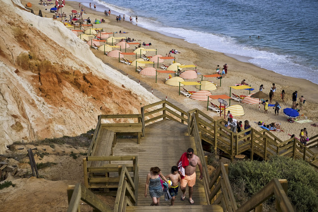 Orang-orang berjalan di pantai Santa Eulalia di Albufeira, Loule, Portugal selatan. Foto: Patricia De Melo Moreira/AFP