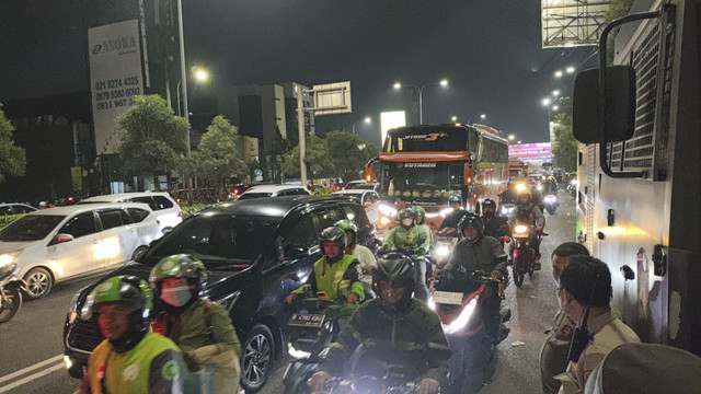 Arus lalu lintas padat di sekitar Stadion Patriot Candrabhaga, Bekasi, usai laga Persija vs Persib, Minggu (16/2/2025). Foto: Jonathan Devin/kumparan