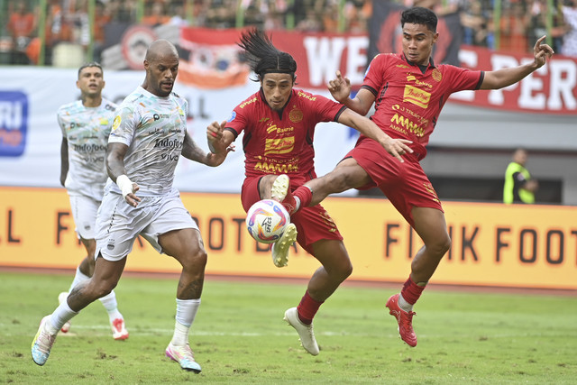 Pesepak bola Persija Jakarta Hanif Sjahbandi (tengah) dan Muhammad Ferarri (kanan) berebut bola dengan pesepak bola Persib Bandung David Da Silva (kiri) dalam laga lanjutan Liga 1 di Stadion Patriot Candrabhaga, Bekasi, Jawa Barat, Minggu (16/2/2025) Foto: Akbar Nugroho Gumay/ANTARA FOTO