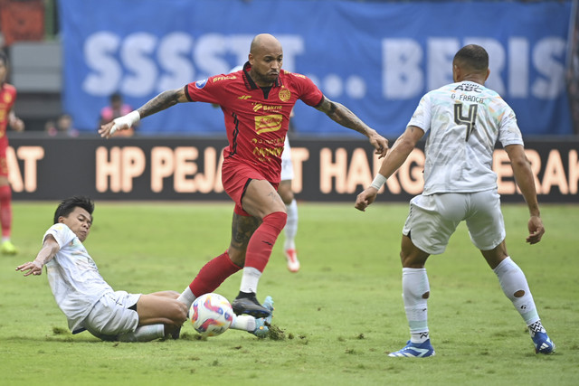 Pesepak bola Persija Jakarta Gustavo Almeida Dos Santos berebut bola dengan pesepak bola Persib Bandung Moh Edo Febriansah dan Gustavo Moreno De Franca dalam laga lanjutan Liga 1 di Stadion Patriot Candrabhaga, Bekasi, Minggu (16/2/2025). Foto: Akbar Nugroho Gumay/ANTARA FOTO