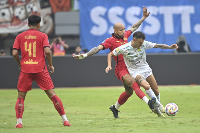 Pesepak bola Persija Jakarta Gustavo Almeida Dos Santos (kiri) berebut bola dengan pesepak bola Persib Bandung Tyronne Gustavo Del Pino Ramos (kanan) dalam laga lanjutan Liga 1 di Stadion Patriot Candrabhaga, Bekasi, Jawa Barat, Minggu (16/2/2025). Foto: Akbar Nugroho Gumay/ANTARA FOTO