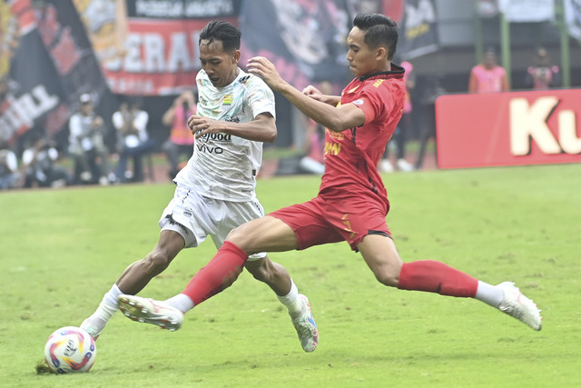 Pesepak bola Persija Jakarta Rizky Ridho (kanan) berebut bola dengan pesepak bola Persib Bandung Beckham Putra (kiri) dalam laga lanjutan Liga 1 di Stadion Patriot Candrabhaga, Bekasi, Jawa Barat, Minggu (16/2/2025). Foto: Akbar Nugroho Gumay/ANTARA FOTO