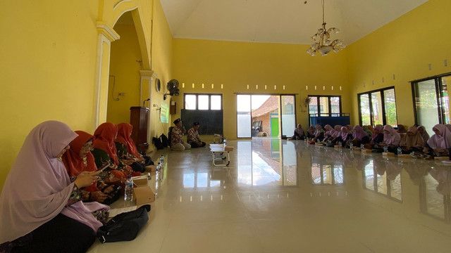 Anggota Kelompok Emak-emak Berdampak (MAPAK), saat gelar diskusi dan sosialisasi di Desa Klepek, Kecamatan Sukosewu, Kabupaten Bojonegoro. Minggu (16/02/2024). (Aset: Istimewa)