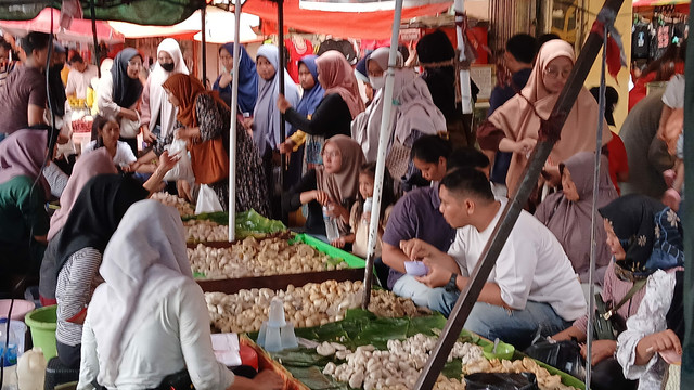 Suasana saat warga memadati dagangan pempek tumpah yang merupakan kuliner khas Kota Palembang, Minggu (16/2) Foto: ary/urban id