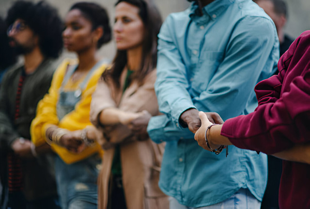 Potret sekelompok aktivis rakyat yang berunjuk rasa di jalanan, perempuan berbaris dan berkonsep demonstrasi. (Picture from iStock)