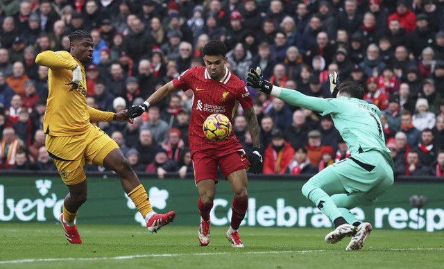 Luis Diaz dari Liverpool mencetak gol pertama pada pertandingan Liga Inggris antara Liverpool vs Wolverhampton Wanderers di Anfield, Liverpool, Inggris, Minggu (16/2/2025). Foto: Phil Noble/REUTERS