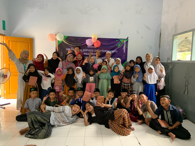 Gambar 1.2. Foto Bersama Anak - anak Madrasah Diniyyah Baiturrahman, Dusun Dawuhan, Desa Bener, Kec. Majenang, Kabupaten Cilacap. 