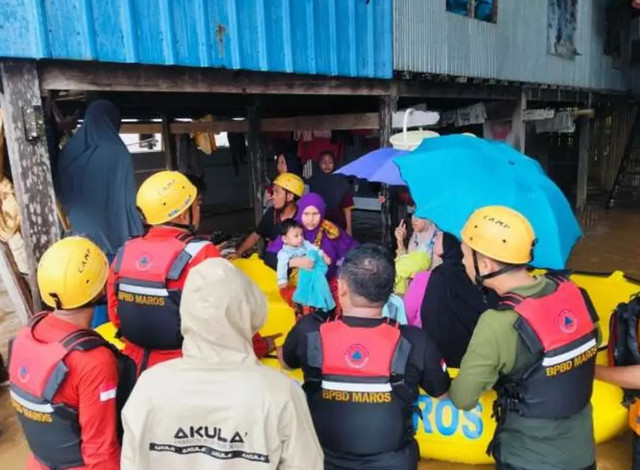 Proses evakuasi korban banjir yang dilakuan BPBD Kabupaten Maros bersama tim Gabungan di Kabupaten Maros, Sulawesi Selatan. Sumber foto: BNPB