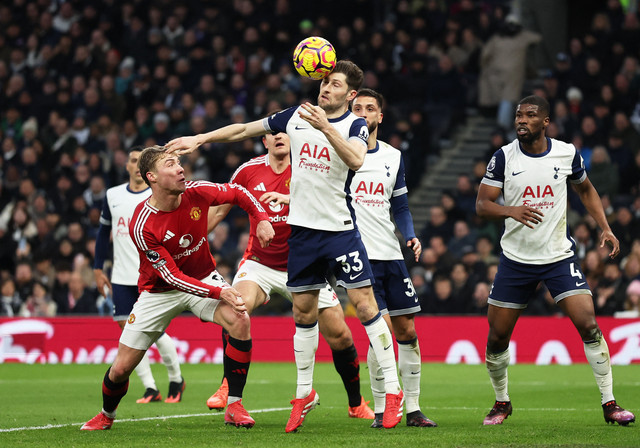 Duel Rasmus Hojlund dan Ben Davies saat Tottenham Hotspur vs Manchester United dalam laga pekan ke-25 Liga Inggris 2024/25 di Tottenham Hotspur Stadium, London, Minggu (16/2) malam WIB. Foto: David Klein/REUTERS