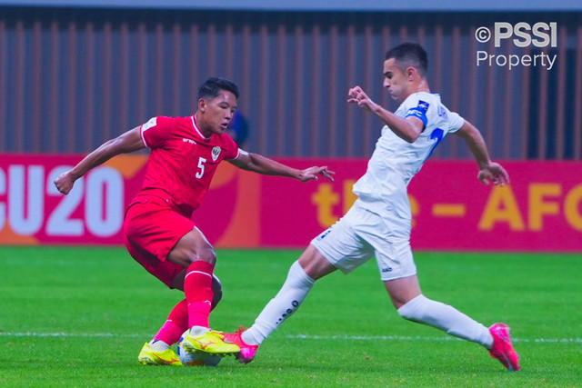 Alfharezzi Buffon saat Timnas U-20 Indonesia vs Uzbekistan dalam matchday kedua Grup C Piala Asia 2025 di Shenzhen Youth Football Training Base Centre Stadium, China, pada Minggu (16/2). Foto: PSSI