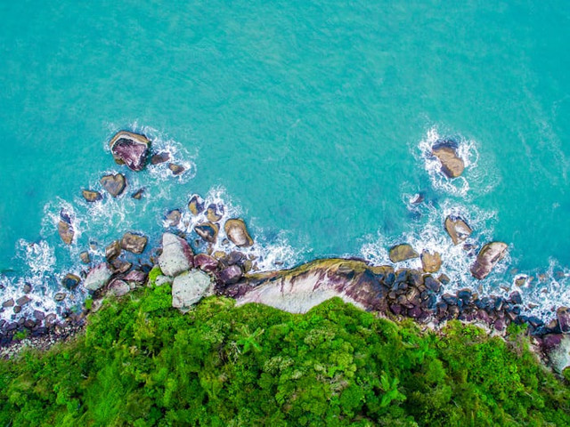 Pantai di Karimun Jawa (Foto hanya ilustrasi, bukan tempat sebenarnya) Sumber: unsplash/ Gabriel Vissoto