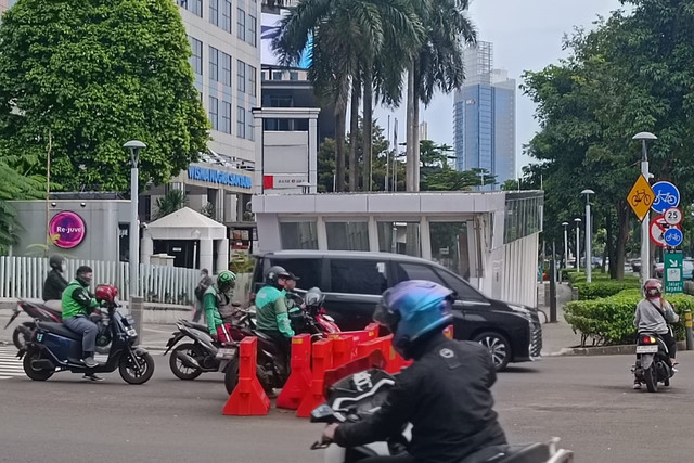 Sejumlah ojek online di kawasan stasiun MRT Setiabudi, Jakarta, Senin (17/2/2025). Foto: Zamachsyari/kumparan