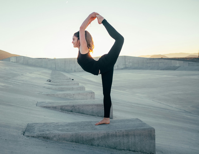 Ilustrasi Apa Itu Vinyasa Yoga?, Unsplash/Wesley Tingey