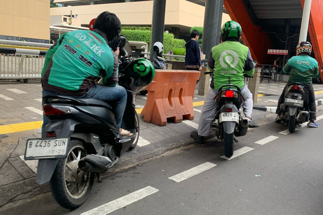 Sejumlah ojek online di kawasan stasiun LRT Kuningan, Jakarta, Senin (17/2/2025). Foto: Luthfi Humam/kumparan