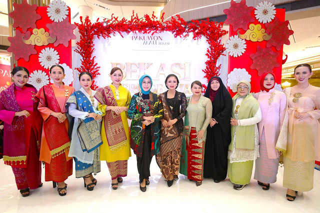 Penasihat Dharma Wanita Persatuan (DWP) Kemensos Fatma Saifullah Yusuf, istri dari Mensos Gus Ipul, menghadiri closing ceremony gelaran Bekasi Berkebaya pada Minggu (16/2/2025). Foto: Kemensos RI