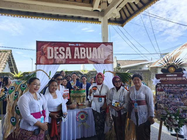 Stand Kelompok KKN-IPE Mahasiswa Poltekkes Denpasar Desa Abuan pada kegiatan EXPO Produk Khas Desa (06/02/2025). Foto: Ni Putu Sri Aryani