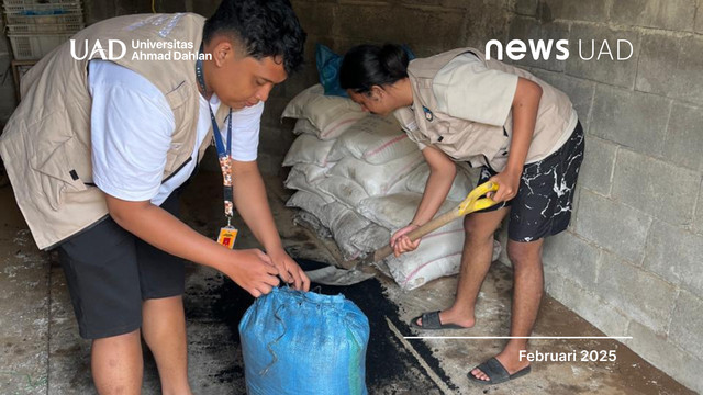 Pembuatan Pupuk Organik Berbahan Dasar Arang dan Urine Kambing oleh KKN UAD (Dok. KKN UAD)