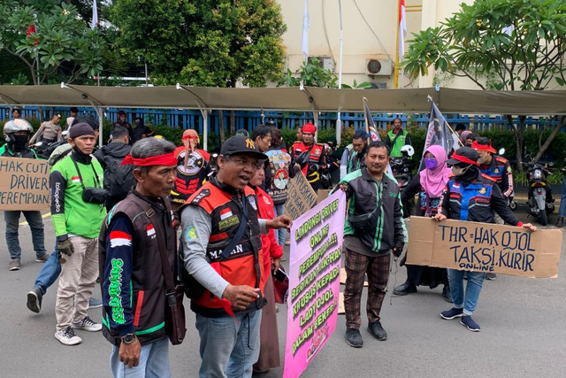 Massa ojol dari Serikat Pekerja Angkutan Indonesia (SPAI) menggelar aksi unjuk rasa di depan Kantor Kemnaker, Jakarta, Senin (17/2/2025). Foto: Luthfi Humam/kumparan