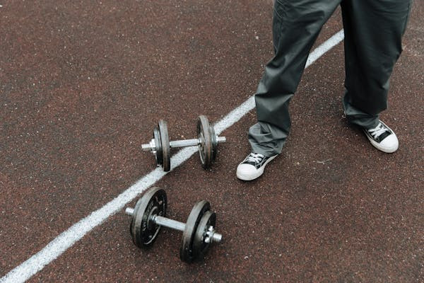 Ilustrasi apakah dumbbell dan barbel sama. Foto: Pexels.com/Ron Lach