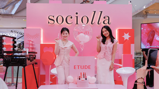 [Kiri-kanan] Clarice Cutie, public figure dan beauty enthusiast bersama dengan Geta Imanuella, Senior Marketing ETUDE Indonesia dalam peluncuran kembali ETUDE di Sociolla. Foto: ETUDE Indonesia