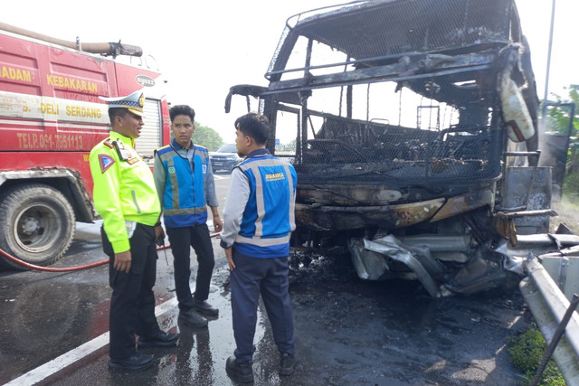 Bus penumpang terbakar di Tol Medan-Kualanamu, Senin (17/2/2025). Foto: Polda Sumut