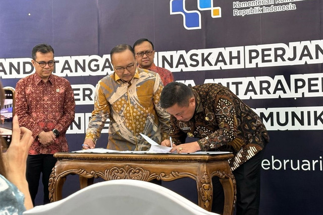 Penandatanganan Naskah Perjanjian Hibah Daerah dan Berita Acara Serah Terima Pemerintah Kabupaten Bekasi dan Kementerian Komdigi di kantor Kemkomdigi, Jakarta pada Senin (17/2/2025). Foto: Abid Raihan/kumparan