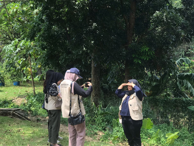 Foto diambil semasa Kuliah Kerja Nyata Tematik Inovasi (KKN-TI) IPB University di Kelurahan Curug Mekar, Kecamatan Bogor Barat, Kota Bogor dilangsungkan. Mereka adalah bagian daripada perempuan Indonesia yang hebat.