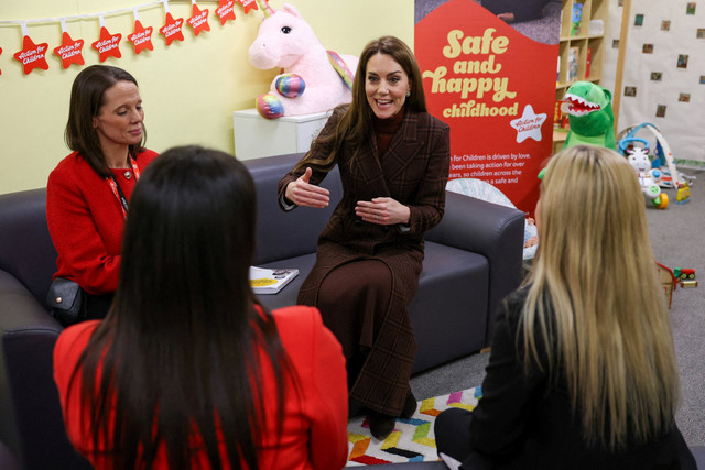 Kate Middleton saat mengunjungi unit ibu dan bayi di penjara Styal, Inggris, Selasa (11/2/2025). Foto: Phil Noble / POOL / AFP