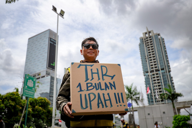 Sejumlah pengemudi ojek online yang tergabung dalam Serikat Pekerja Angkutan Indonesia (SPAI) menggelar aksi unjuk rasa di depan Kantor Kementerian Ketenagakerjaan (Kemnaker) pada Senin (17/2/2025). Foto: Jamal Ramadhan/kumparan