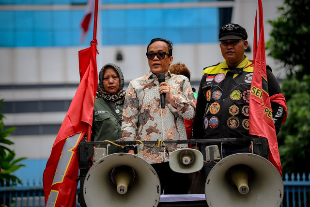 Wakil Menteri Ketenagakerjaan Immanuel Ebenezer bertemu pengemudi ojek online yang tergabung dalam Serikat Pekerja Angkutan Indonesia (SPAI) saat unjuk rasa di depan Kantor Kementerian Ketenagakerjaan (Kemnaker) pada Senin (17/2/2025). Foto: Jamal Ramadhan/kumparan