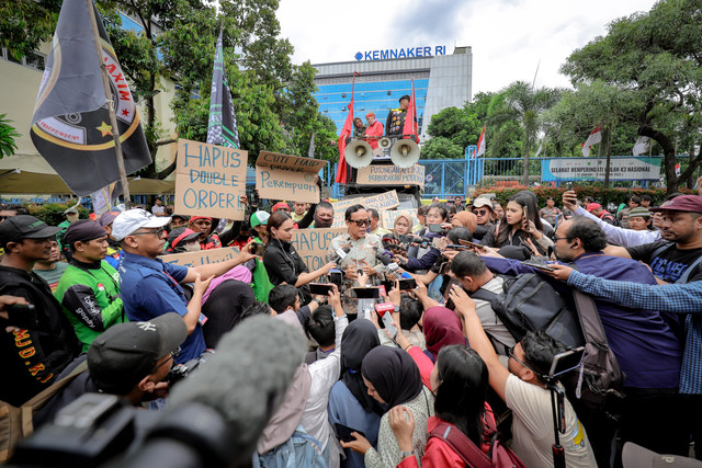 Wakil Menteri Ketenagakerjaan Immanuel Ebenezer bertemu pengemudi ojek online yang tergabung dalam Serikat Pekerja Angkutan Indonesia (SPAI) saat unjuk rasa di depan Kantor Kementerian Ketenagakerjaan (Kemnaker) pada Senin (17/2/2025). Foto: Jamal Ramadhan/kumparan